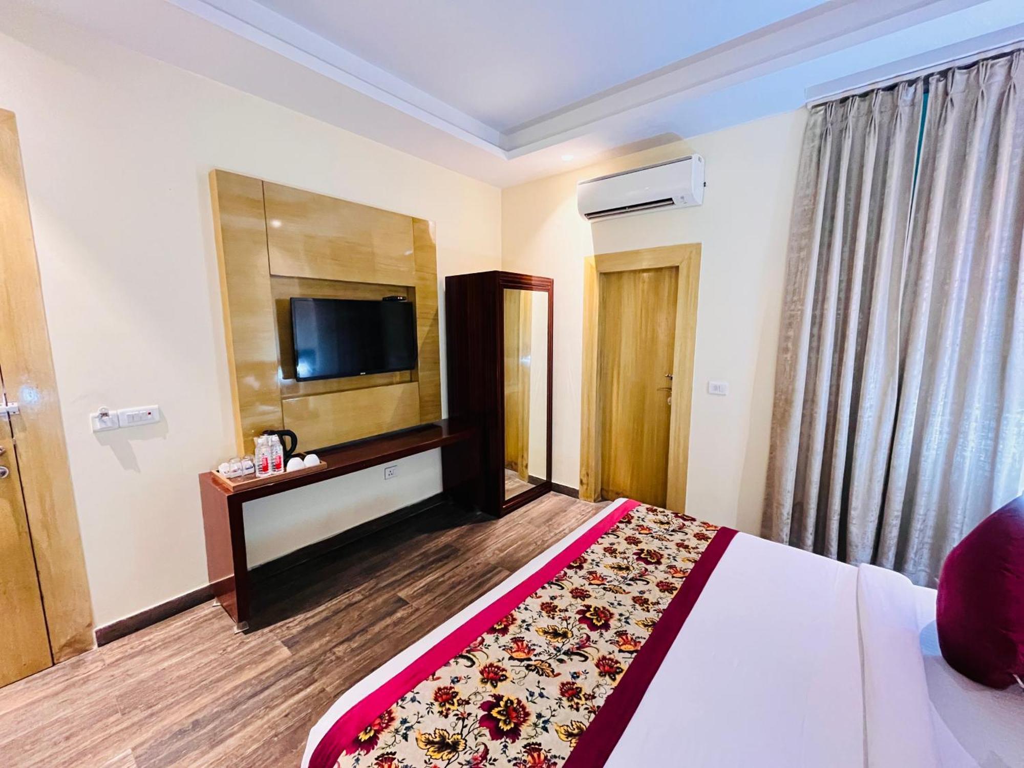 Hotel Banz Near Indira Gandhi Airport Delhi Ню Делхи Екстериор снимка