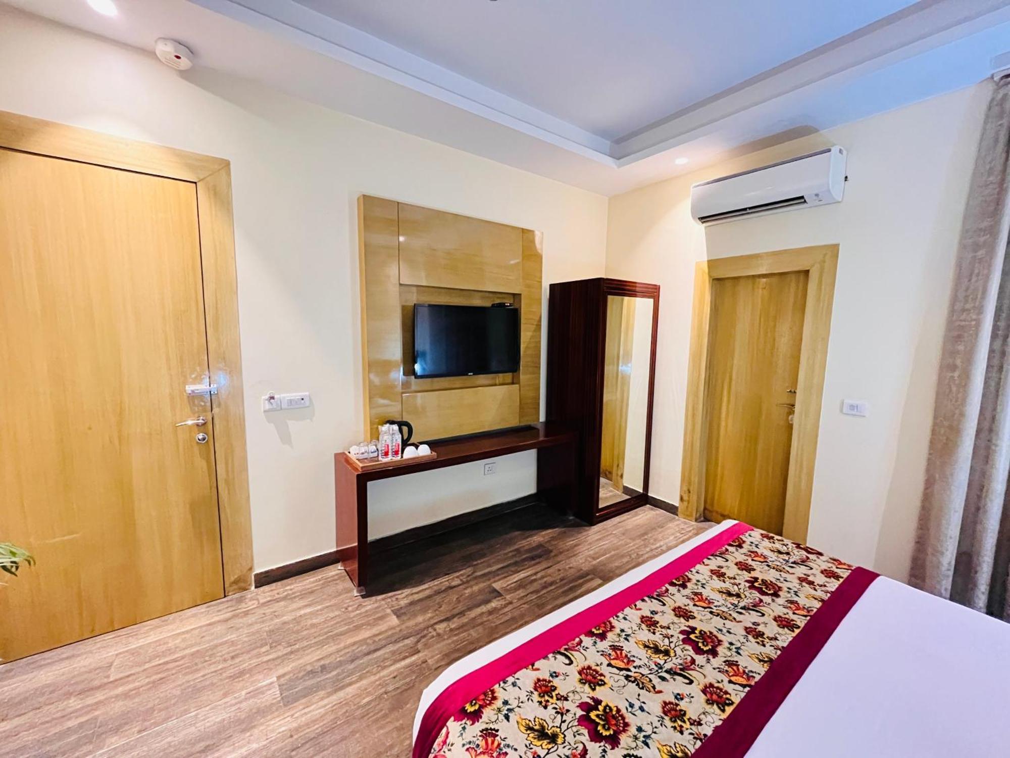 Hotel Banz Near Indira Gandhi Airport Delhi Ню Делхи Екстериор снимка